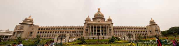 panoramablick auf vidhana soudha bei bengaluru. - bangalore india parliament building vidhana soudha stock-fotos und bilder