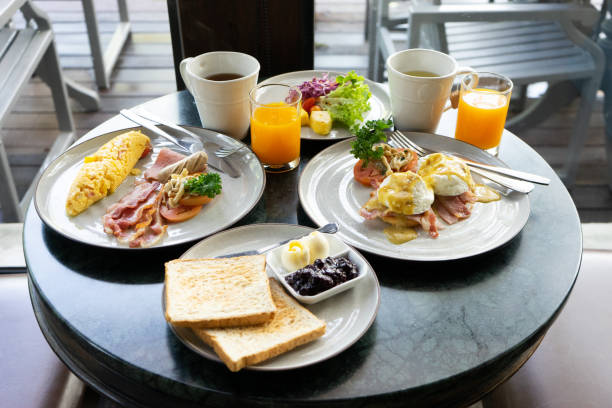 mesa de desayuno - omelet bacon tomato fruit fotografías e imágenes de stock