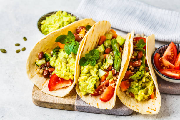 tortilhas vegan com quinoa, espargos, feijão, legumes e guacamole. - guacamole mexican cuisine avocado food - fotografias e filmes do acervo