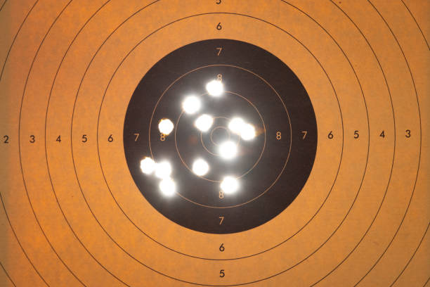 バックライト付き弾丸穴を持つ射撃ターゲットのクローズアップ - target sport target target shooting bulls eye ストックフォトと画像