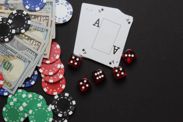 за�висимость от азартных игр и деньги - gambling chip green stack gambling стоковые фото и изображения