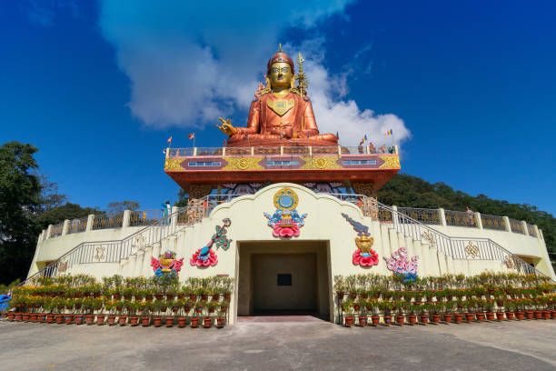 samdruptse statue , sikkim, india - padmasambhava imagens e fotografias de stock