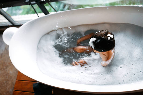 istock Splashing in bathtub 1155049610