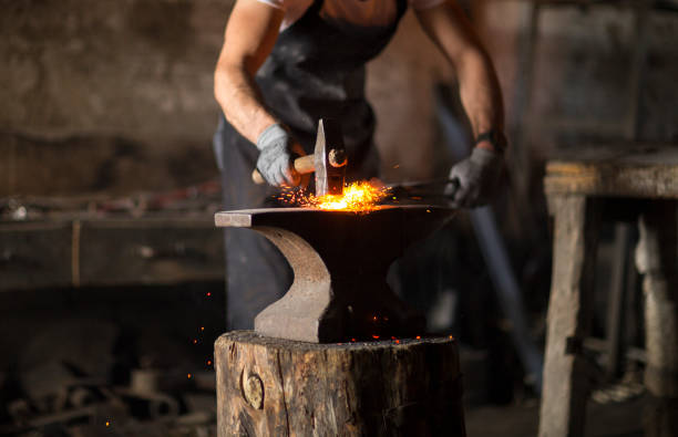 schmied handlich das geschmolzene metall schmiedet - blacksmith stock-fotos und bilder