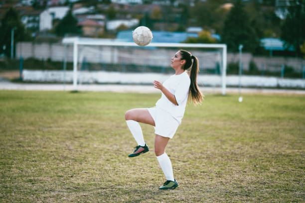 schauen sie sich meine jongliertechnik an!!! - soccer skill soccer ball kicking stock-fotos und bilder