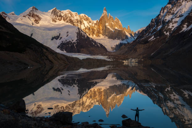 путешественник, наслаждаясь живописным видом на горы и озеро - cerro torre стоковые фото и изображения