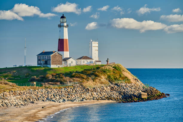 몬 턱 등 대와 해변 - the hamptons long island lighthouse 뉴스 사진 이미지