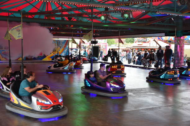 balade au parc d’attractions - ferris wheel wheel blurred motion amusement park photos et images de collection