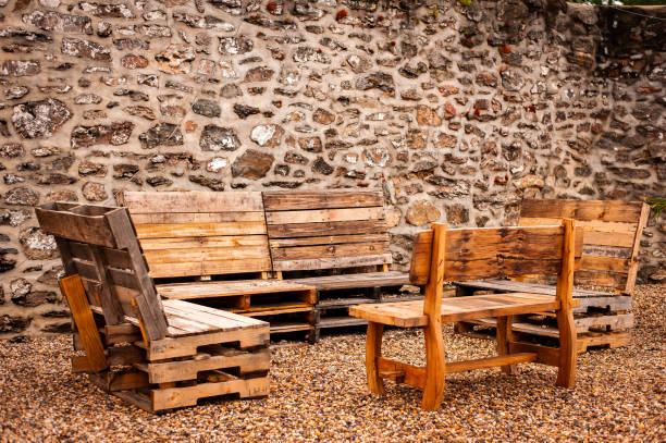 Installazione mobili pallet in legno - foto stock