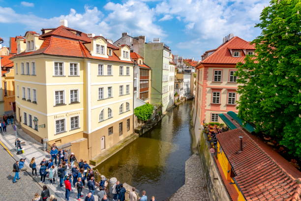 kleiner venedig-bezirk in prag, tschechien - prague little quarter stock-fotos und bilder