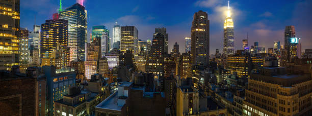 vista panorâmico de luzes dos arranha-céus de manhattan, new york city, na noite - aerial view manhattan new york city new york state - fotografias e filmes do acervo
