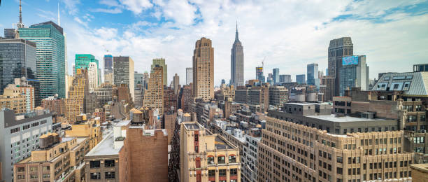 panoramablick auf die wolkenkratzer von manhattan, new york, bewölkter frühlingstag - famous place new york city new york state manhattan stock-fotos und bilder