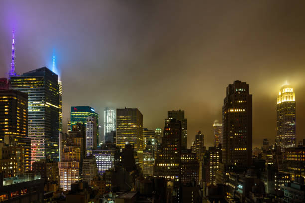 vue aérienne des gratte-ciels éclairés de manhattan, ville de new york la nuit - illumunated photos et images de collection