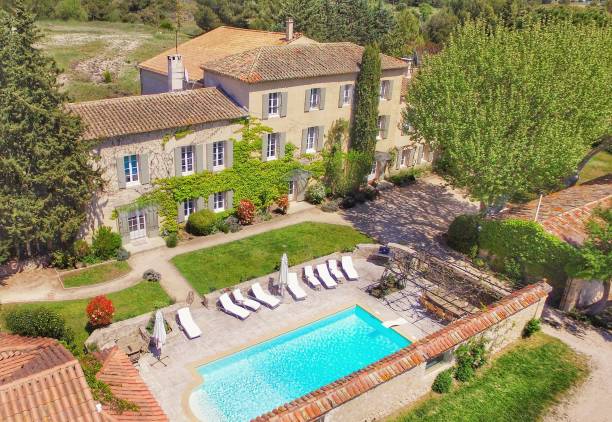 fattoria provenzale - swimming pool luxury mansion holiday villa foto e immagini stock