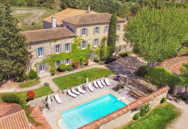 provencal farmhouse - swimming pool luxury mansion holiday villa imagens e fotografias de stock