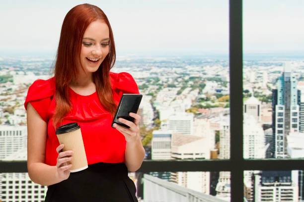 belle femme d’affaires dans la chemise rouge et la jupe noire - red text messaging cafe teenage girls photos et images de collection