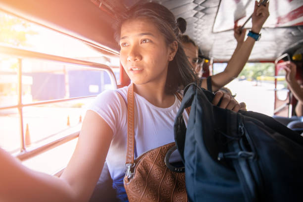 mulher filipina nova que viaja por jeepney - asian ethnicity philippines women beauty - fotografias e filmes do acervo