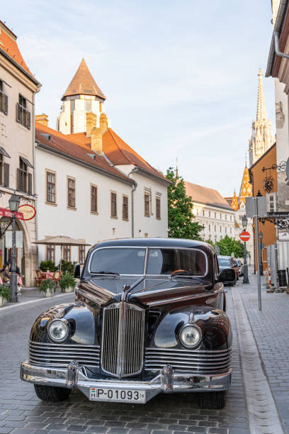 ブダペスト、ハンガリー-5 月 2019: 旧ソ連の高級リムジン zis-ブダの路上で110 - buda ストックフォトと画像