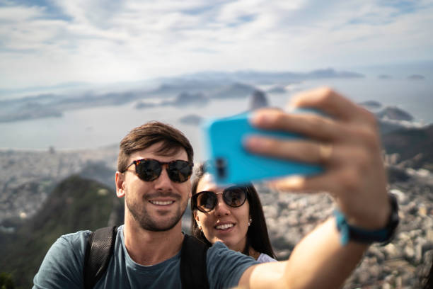 pareja de turistas tomando un selfie en río de janeiro - viaje fotos fotografías e imágenes de stock