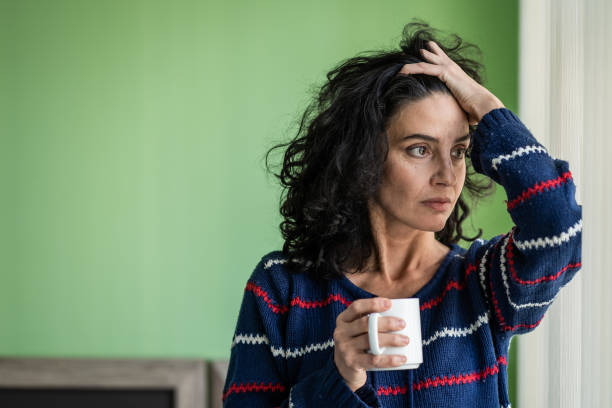 woman drinking coffee at home, alone - hand in hair imagens e fotografias de stock