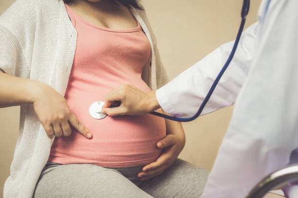 pregnant woman and gynecologist doctor at hospital - medical equipment stethoscope blue healthcare and medicine imagens e fotografias de stock