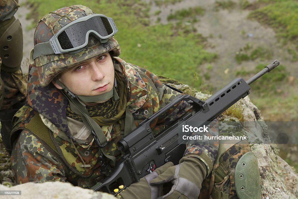 Portrait de jeune soldat avec fusil salon - Photo de Adulte libre de droits