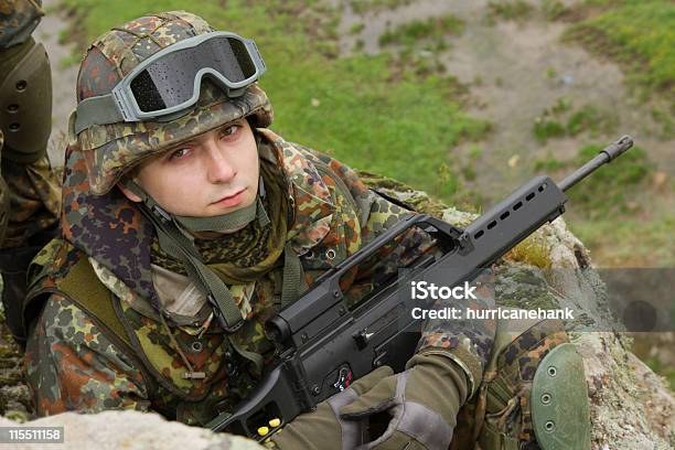 Photo libre de droit de Portrait De Jeune Soldat Avec Fusil Salon banque d'images et plus d'images libres de droit de Adulte - Adulte, Arme airsoft, Arme à feu