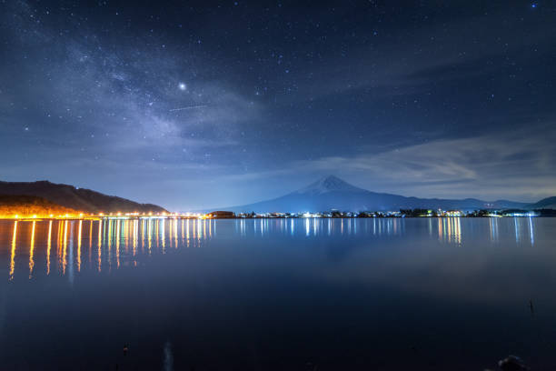 hermosa vista de la vía láctea sobre el monte fuji al amanecer en kawaguchiko, japón. - chubu region fotografías e imágenes de stock