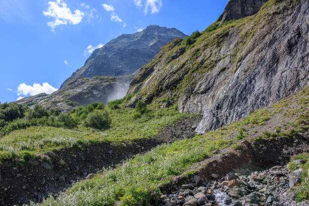 vista panorámica de la escena de la cascada en las montañas, parque nacional de dombay, cáucaso - valley georgia river mountain fotografías e imágenes de stock