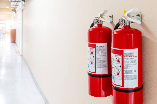 벽 배경에 소화기 시스템, 산업에 대 한 강력한 비상 장비 - fire extinguisher office safety protection 뉴스 사진 이미지