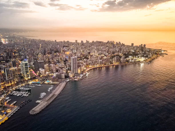 vista aérea de beirut en hermosa puesta de sol - central district fotografías e imágenes de stock