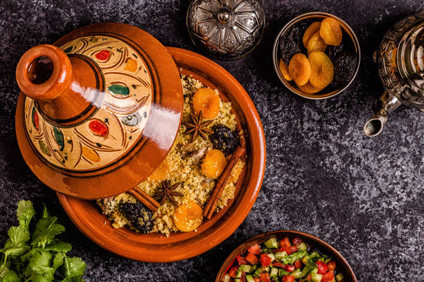 tajine tradicional marroquí de pollo con frutas secas y especias - spice exoticism cinnamon anise fotografías e imágenes de stock