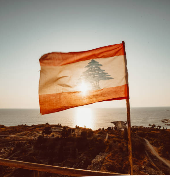 libanesische flagge winkt in der sonne - lebanese flag stock-fotos und bilder