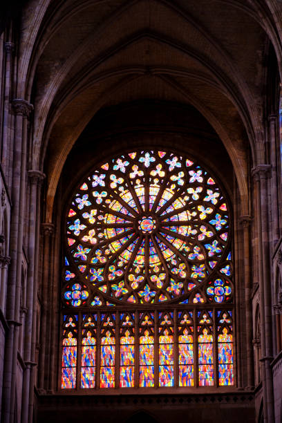 blick in den innenraum der kathedrale von saint-malo mit dem rosenfenster - rose window window church built structure stock-fotos und bilder