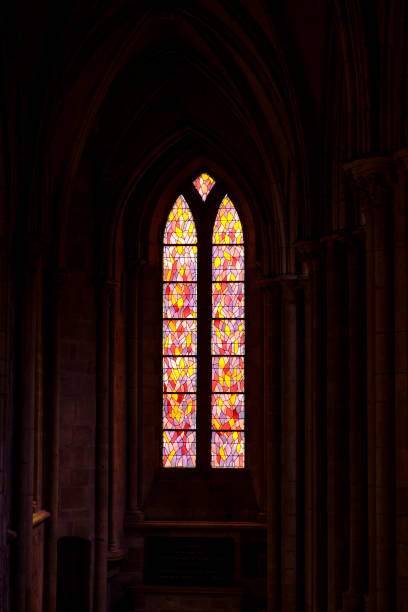 blick in den innenraum der kathedrale von saint-malo mit dem gefegten glasfenster - rose window window church built structure stock-fotos und bilder