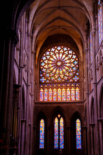 blick in den innenraum der kathedrale von saint-malo mit dem rosenfenster - rose window window church built structure stock-fotos und bilder