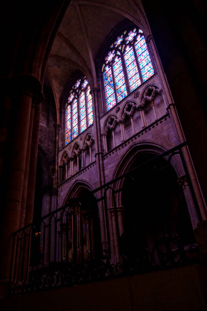 blick in den innenraum der kathedrale von saint-malo mit dem gefegten glasfenster - rose window window church built structure stock-fotos und bilder