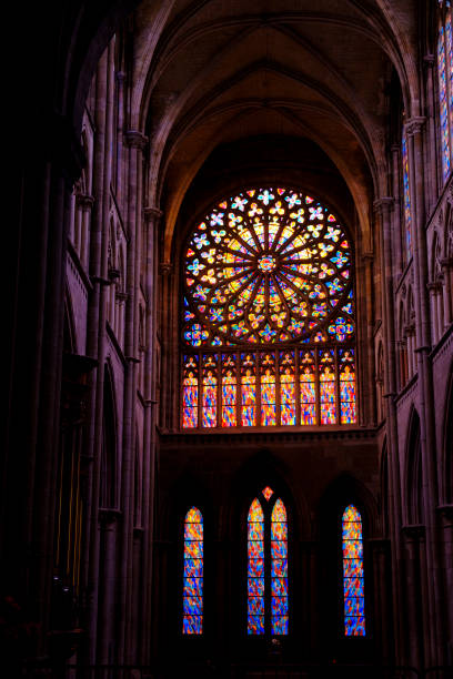 blick in den innenraum der kathedrale von saint-malo mit dem rosenfenster - rose window window church built structure stock-fotos und bilder