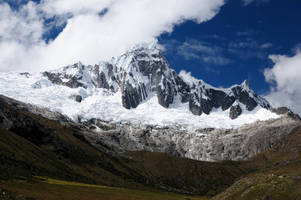 góra cordillera blanca - mountain peru cordillera blanca mountain range zdjęcia i obrazy z banku zdjęć