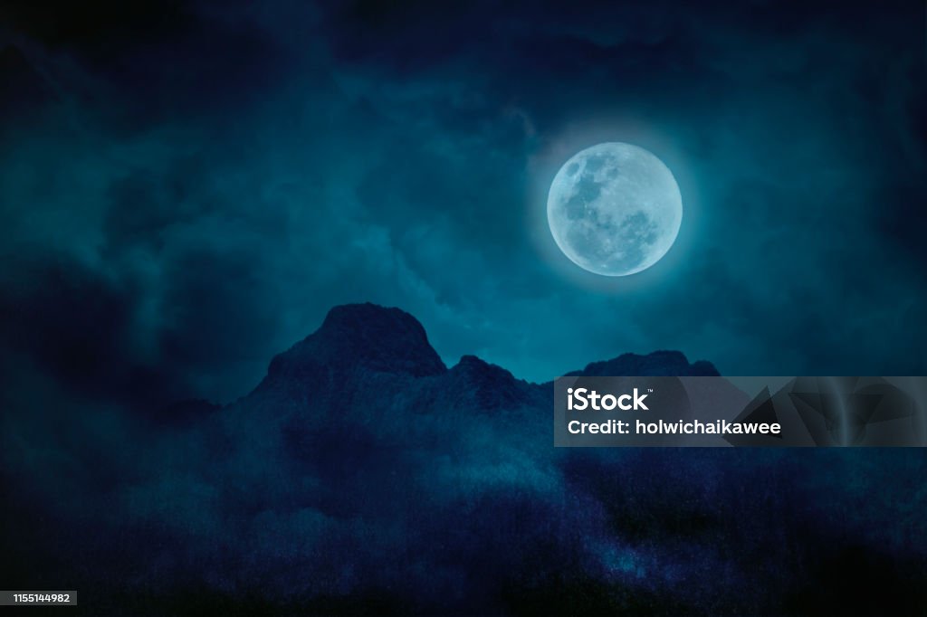 Blauer Vollmond mit Bergen und Wäldern in der Dunkelheit, natürlicher, beängstiger Hintergrund - Lizenzfrei Mond Stock-Foto