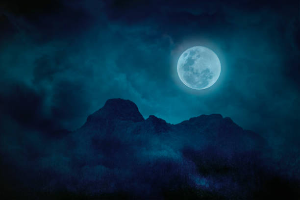 어둠 속에서 산과 숲과 푸른 보름달, 자연 무서운 배경 - 보름달 뉴스 사진 이미지