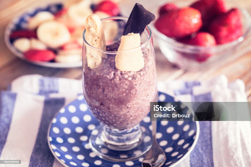 Chia Pudding mit Schokoladenekse und frischem Obstsalat - Lizenzfrei Antioxidationsmittel Stock-Foto