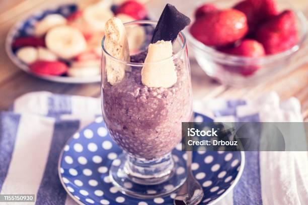 Chia Pudding Mit Schokoladenekse Und Frischem Obstsalat Stockfoto und mehr Bilder von Antioxidationsmittel
