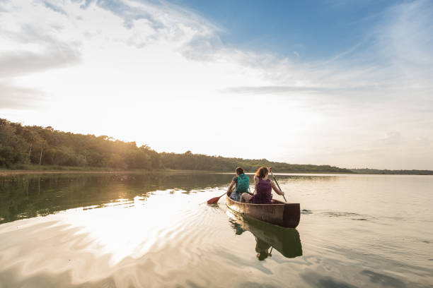 millennial sisters kajakarsko w jeziorze w rezerwacie przyrody jungle, meksyk - canoeing canoe family activity zdjęcia i obrazy z banku zdjęć