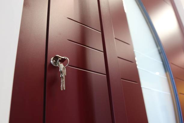 前部ドアのキーが付いている現代正面玄関 - j key ストックフォトと画像