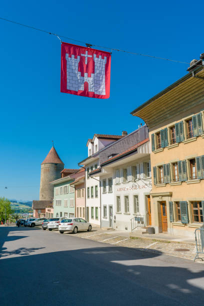 historic city center of the medieval swiss village of romont in canton fribourg with city flag in foreground - freiburg im breisgau fribourg canton transportation germany imagens e fotografias de stock