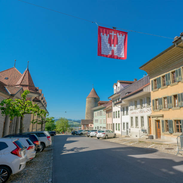 historic city center of the medieval swiss village of romont in canton fribourg with city flag in foreground - freiburg im breisgau fribourg canton transportation germany imagens e fotografias de stock