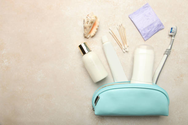 jogo de produtos do cuidado pessoal no saco cosmético azul para o curso - cosmetic bag - fotografias e filmes do acervo