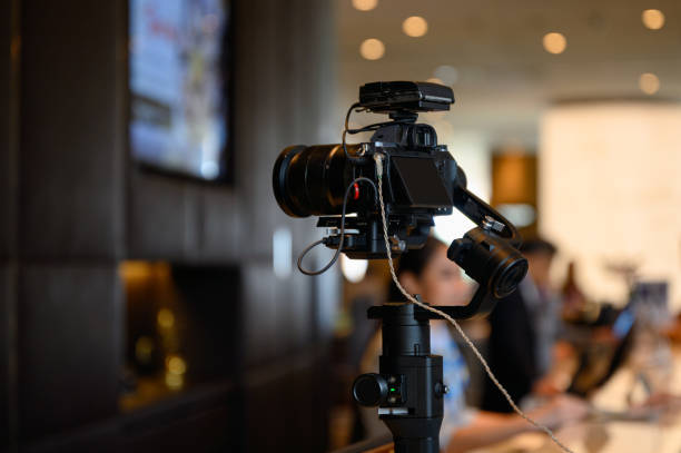 зеркальная камера с микрофоном беспроводной на карбальный стабилизатор - lens camera movie camera black стоковые фото и изображения