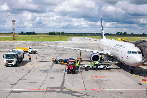 aeropuerto de tolmachevo, servicios de manejo de tierra del avión boeing 737-800 lleva el nombre de n. leskov, aeroflot airlines, carga de equipaje y reabastecimiento de aviones, vuelo a moscú, rusia - named airline fotografías e imágenes de stock